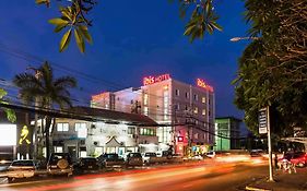 Ibis Vientiane Nam Phu Hotel Exterior photo