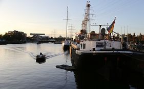 Schiffshotel "Schlafen Im Hafen" Amburgo Exterior photo