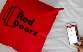 Hotel RedDoorz near Solo Balapan Station Exterior photo