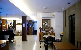 At One Inn Hualampong Bangkok Exterior photo