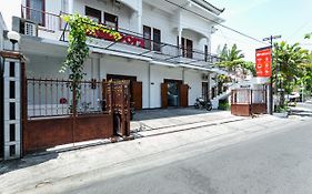 Hotel Reddoorz Near Puro Mangkunegaran Solo Exterior photo