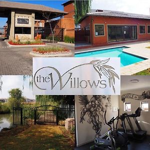 Or Tambo Self Catering Apartments, The Willows Boksburg Exterior photo