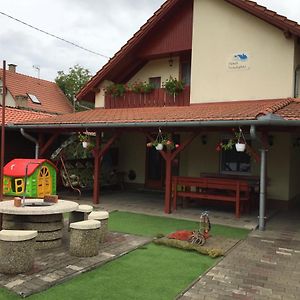 Hotel Tünde Vendégház Tiszakécske Exterior photo