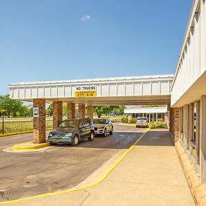 Oyo Hotel Mona Lake Muskegon Exterior photo