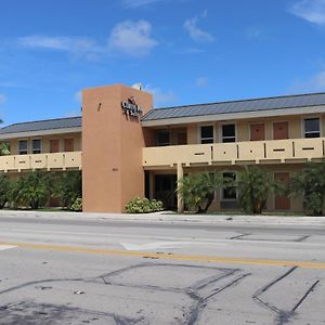 Curtis Inn & Suites Hollywood Exterior photo