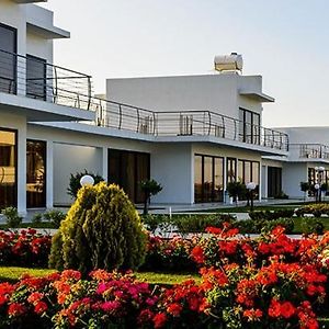 Cosmopolis Multi-Venue Aparthotel Larnaca Exterior photo