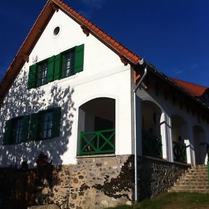 Kolonics Pincészet Vendégház Somló Bed and Breakfast Somlovasarhely Exterior photo