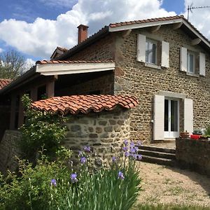 Pierre De Lune Bed and Breakfast Larajasse Exterior photo