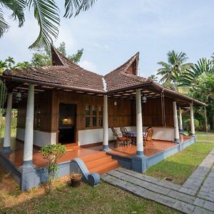 Ama Stays And Trails Pathiramanal Villa Alappuzha Exterior photo