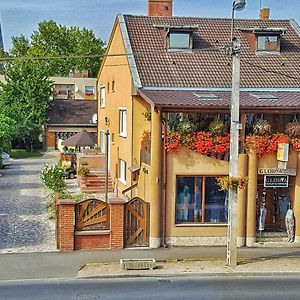 Napsugár Panzió Bed and Breakfast Nyírbátor Exterior photo