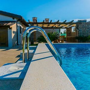 Lovely Holiday Home In Fazana With Swimming Pool Štinjan Exterior photo