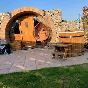 Appartamento Romantic Escape Luxury Hobbit House With Hot Tub Sheerness Exterior photo