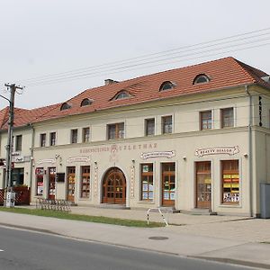 Hotel Rábensteiner Panzió Fertőd Exterior photo