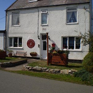 Sportsmans Lodge Bed And Breakfast Amlwch Exterior photo