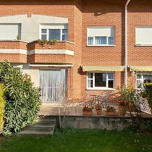 Espacioso Chalet En Urbanizacion Con Piscina Cerca Del Centro De Haro Villa Exterior photo