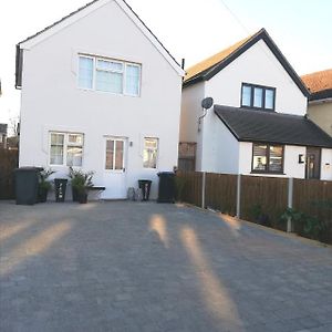 Appartamento Newly Renovated Detached House Weybridge Garden Free Parking Wifi Netflix Train Station London Amenities Nature Work Contractors Family Holiday Addlestone Exterior photo