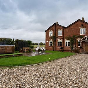 Welsh Cottage With Hot Tub - Jubilee House Wrexham Exterior photo