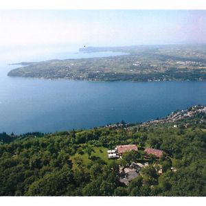 La FIOCCHINA - Magic Place - Salò - Garda Lake - countryside farmhouse, inside the middle of the lake Bed and Breakfast Exterior photo