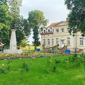 Palac Osowo Gostynskie Bed and Breakfast Exterior photo