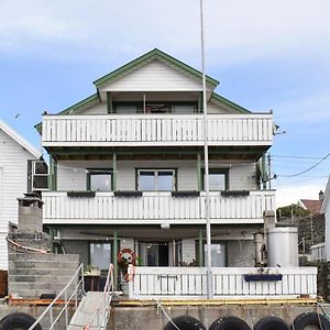 Beautiful Apartment In S-4275 Saevelandsvik Exterior photo