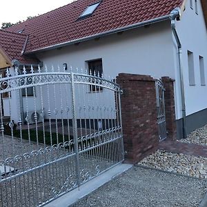 Hotel Fazekas Vendégház Balatonkeresztúr Exterior photo