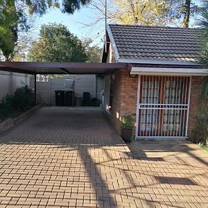 Inviting 3-Bed House In Kempton Park Villa Exterior photo