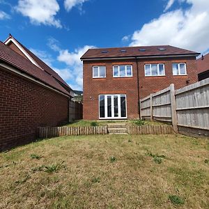Cheerful 4 - Tranquil Oasis Modern And Spacious Retreat 4-Bedroom With Private Parking And Serene Gardens Luton  Exterior photo