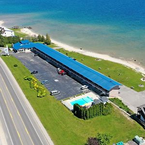 Days Inn & Suites By Wyndham St. Ignace Lakefront Exterior photo