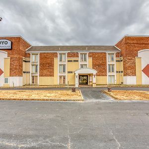 Hotel Oyo Townhouse Tulsa Woodland Hills Exterior photo