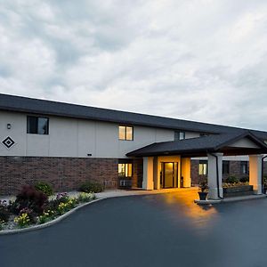 Hotel Super 8 By Wyndham Oshkosh Airport Exterior photo