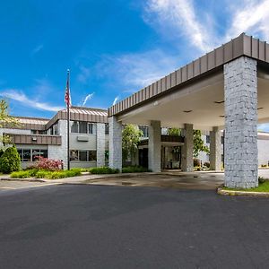 Hotel Clarion Pointe Jamestown - Falconer Exterior photo