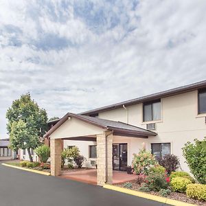 Hotel Baymont By Wyndham Dubuque Exterior photo