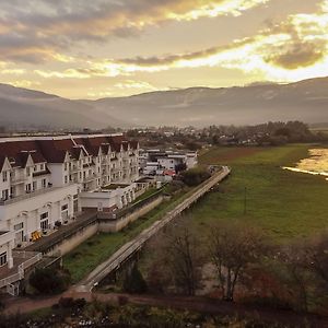 Prestige Harbourfront Resort, Worldhotels Luxury Salmon Arm Exterior photo