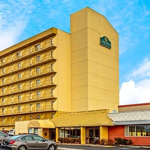 Hotel La Quinta By Wyndham Stamford / New York City Exterior photo