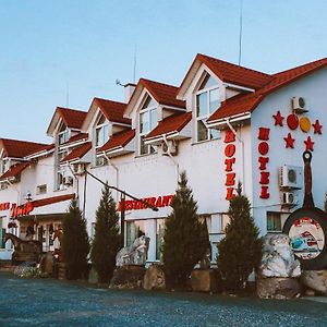 Hotel Complex Khutor Velyka Omelyana Exterior photo