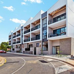Appartamento Jewel On Jubilee - New 1 Bed Apt With Parking Port Adelaide Exterior photo