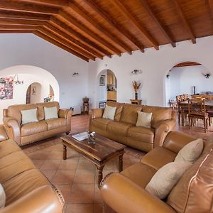 Graceful Puerto Del Carmen Villa 5 Bedrooms Villa Quevega Distant Sea Views Exterior photo