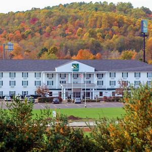 Quality Inn & Suites Bellville - Mansfield Exterior photo