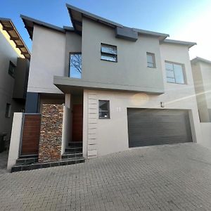 A Beautiful Modernize 4 Bedrooms Stand Alone House Kempton Park Exterior photo