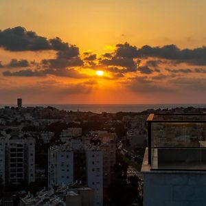 Appartamento Bautiful Penthouse 4Bed With Jacuzzi Sea View Tel Aviv Exterior photo