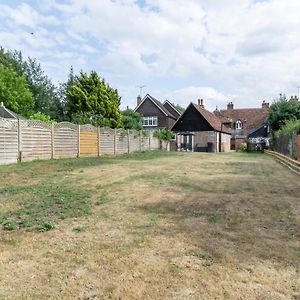 Beautiful 2 Bedroom House With Spacious Garden Bbq Brasted Exterior photo