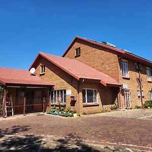 Southy Inn By The Lake Benoni Exterior photo