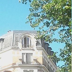 Vue sur les toits de Paris, tour Effeil, centre malakoff, chambre chez l'habitant, sans ascenseur, à deux pas de Paris Exterior photo
