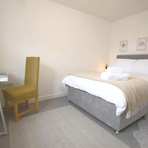 Double Bed With Parking Desk Tv Wi-Fi In Modern Townhouse In Long Eaton Appartamento Exterior photo