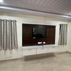Appartamento Fully Furnished 3 Bhk With Parking In Prime Area - 2Nd Floor Visakhapatnam Exterior photo