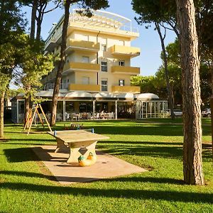 Aparthotel La Pineta Lido di Jesolo Exterior photo