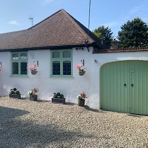 Appartamento Wychwood A Beautiful Country Style Bungalow Ash  Exterior photo