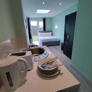 Letzi Private En-Suite, Near Heathrow Airport T3 Hayes  Exterior photo