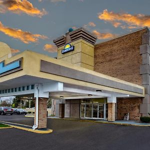 Days Inn By Wyndham Livonia Canton Detroit Exterior photo