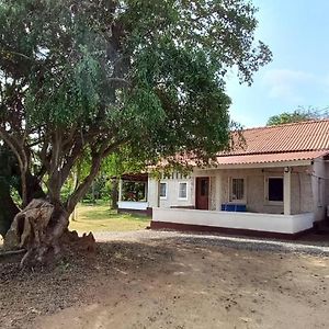 Lake Lodge Weeravila Hambantota Exterior photo